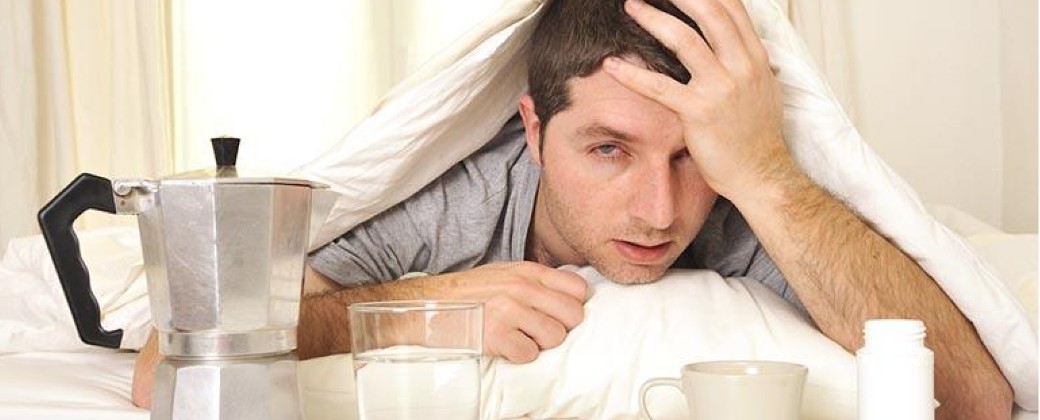 Dolor de cabeza y cansancio caracterizan a la resaca (imagen: lostiempos.com)